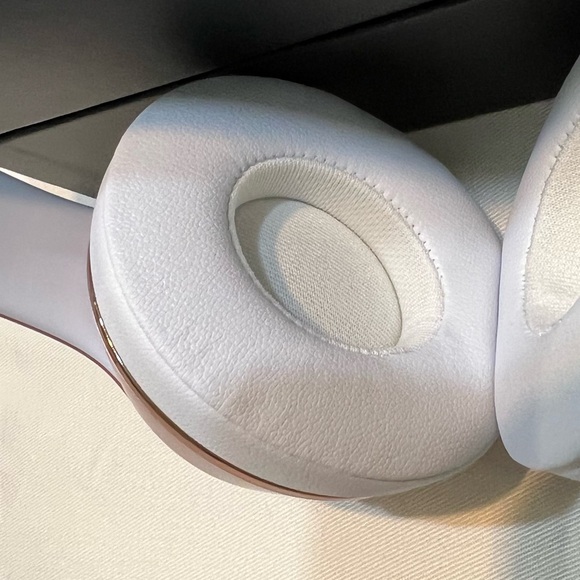 BEATS Solo3 Wireless Rose Gold On-Ear Bluetooth Headphones - Picture 7 of 16